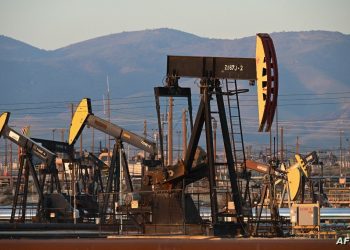 Active pump jacks increase pressure to draw oil toward the surface at the South Belridge Oil Field on February 26, 2022, in unincorporated Kern County, California, approximately 141 miles (227 km) northwest of Los Angeles, California. - From rural areas of the eastern states where modern oil production began to cities in southern California where pumpjacks loom not far from homes, lax regulations and the petroleum industrys boom and busts cycles have left the US pockmarked with perhaps hundreds of thousands of oil wells that are unsealed and haven't produced in decades. In a first, Washington is making a concerted effort to plug these wells by allocating $4.7 billion in federal infrastructure dollars to plug the wells in an effort to lessen the negative health and environmental impact of the disused wells. (Photo by Robyn BECK / AFP)