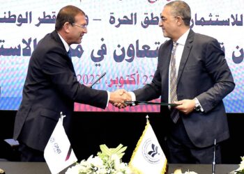 رئيس هيئة الاستثمار المصرية وبنك قطر الوطني عقب توقيع مذكرة التفاهم