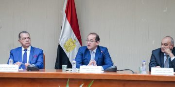 لقاء وزير المالية مع قيادات مصلحة الضرائب