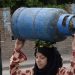 سيدة مصرية تحمل أسطوانة البوتاجاز المنزلي