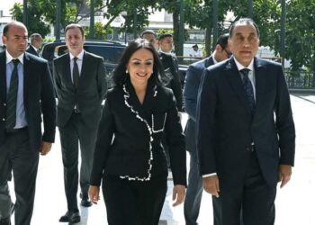 مصطفي مدبولي رئيس مجلس الوزراء و مايا مرسي وزيرة التضامن الاجتماعي