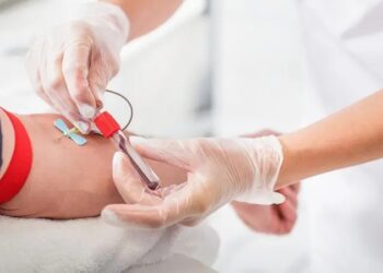 صورة أرشيفية_ رجل يتبرع بالدم