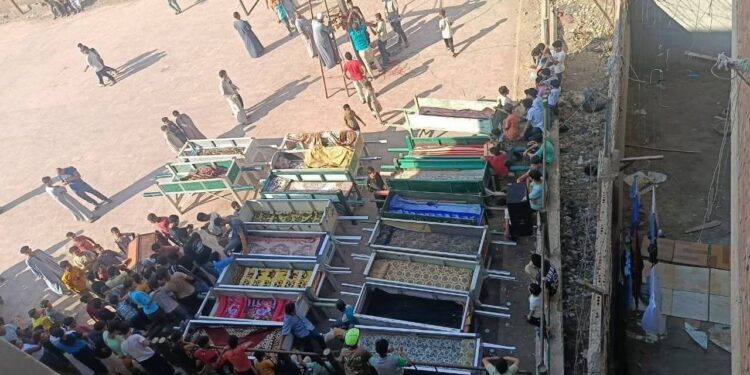 نعوش نقل جثامين الضحايا إلى مثواهم الأخير