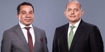 هشام عكاشه الرئيس التنفيذي لبنك مصر و خالد عتريس رئيس القطاع القانوني ببنك مصر