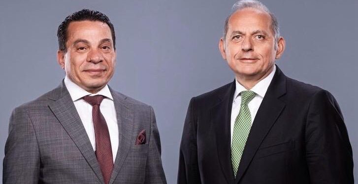 هشام عكاشه الرئيس التنفيذي لبنك مصر و خالد عتريس رئيس القطاع القانوني ببنك مصر