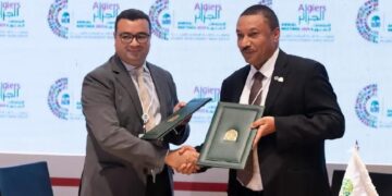 جانب من توقيع الاتفاقية