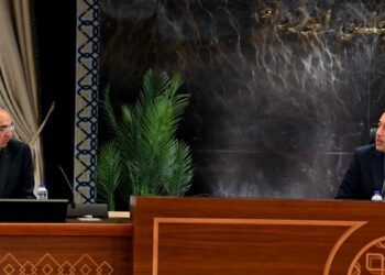 رئيس الوزراء ووزير الاتصالات خلال اجتماع الحكومة اليوم
