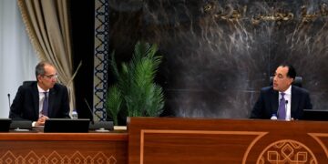 رئيس الوزراء ووزير الاتصالات خلال اجتماع الحكومة اليوم