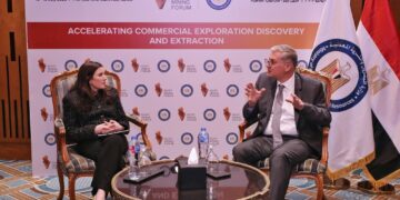 وزير البترول يلتقي المدير التنفيذي لشركة أنجلو جولد أشانتي