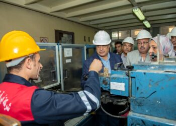 وزير الإنتاج الحربي يتفقد شركة أبي قير للصناعات الهندسية 