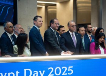 وزير المالية يقرع جرس التداول ببورصة لندن