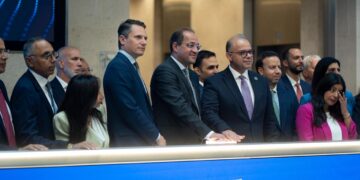 وزير المالية يقرع جرس التداول ببورصة لندن