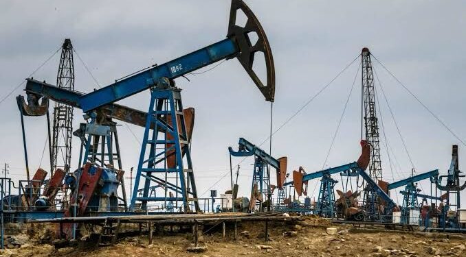 بئر بترولي بالصحراء الغربية