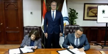 جانب من التوقيع
