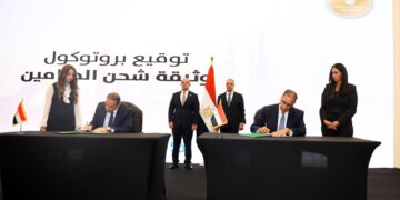 جانب من توقيع العقد