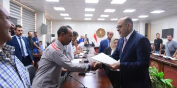جانب من تسليم عقود العمل
