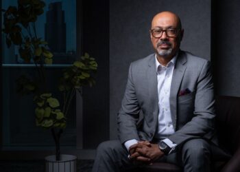 حاتم دويدار منصب الرئيس التنفيذي لمجموعة إي آند