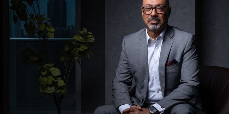 حاتم دويدار منصب الرئيس التنفيذي لمجموعة إي آند