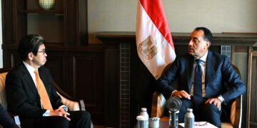 رئيس الوزراء يلتقى محافظ بنك اليابان