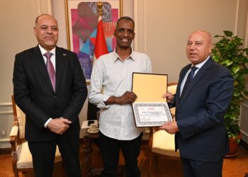 جانب من تكريم عامل مزلقان السادات ببني سويف