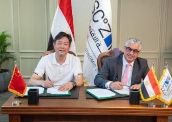 وليد جمال الدين و ويجو وانج أثناء توقيع الاتفاقية