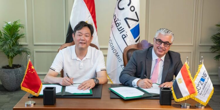 وليد جمال الدين و ويجو وانج أثناء توقيع الاتفاقية