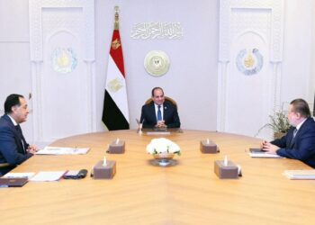 الرئيس السيسي يجتمع برئيس الوزراء ومحافظ البنك المركزي