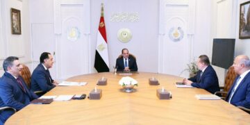 الرئيس السيسي يجتمع برئيس الوزراء ومحافظ البنك المركزي