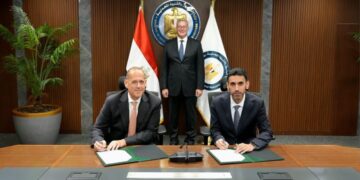وزير البترول والثروة المعدنية يشهد توقيع العقود