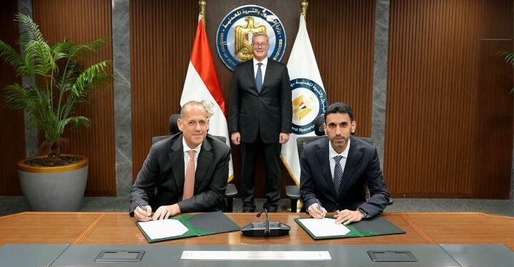 وزير البترول والثروة المعدنية يشهد توقيع العقود