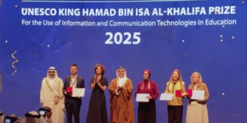 خلال الحصول على جائزة اليونسكو