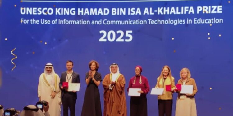 خلال الحصول على جائزة اليونسكو