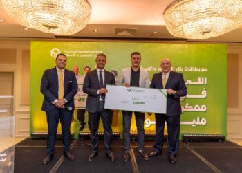 جانب من استلام الجائزة