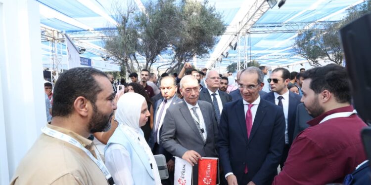 عمرو طلعت وزير الاتصالات