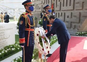 الرئيس السيسي يضع إكليل الزهور