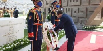 الرئيس السيسي يضع إكليل الزهور