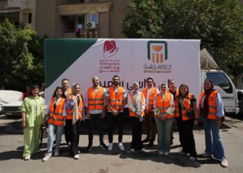 جانب من مبادرة توزيع مستلزمات مدرسية