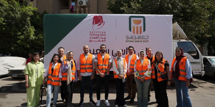 جانب من مبادرة توزيع مستلزمات مدرسية