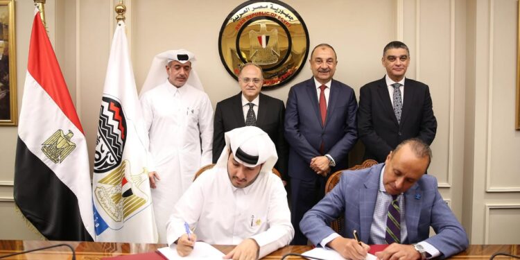 جانب من توقيع الاتفاقية