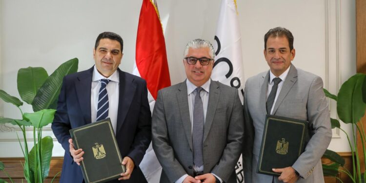 جانب من التوقيع