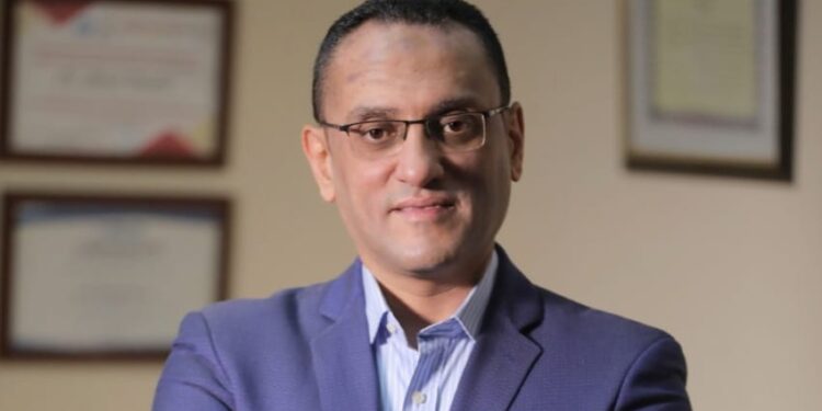الدكتور أحمد شوقي، الخبير المصرفي