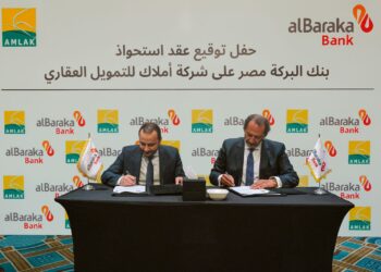 جانب من توقيع عقد الاستحواذ