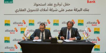 جانب من توقيع عقد الاستحواذ
