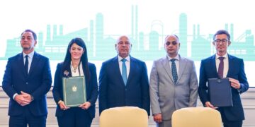 جانب من التوقيع