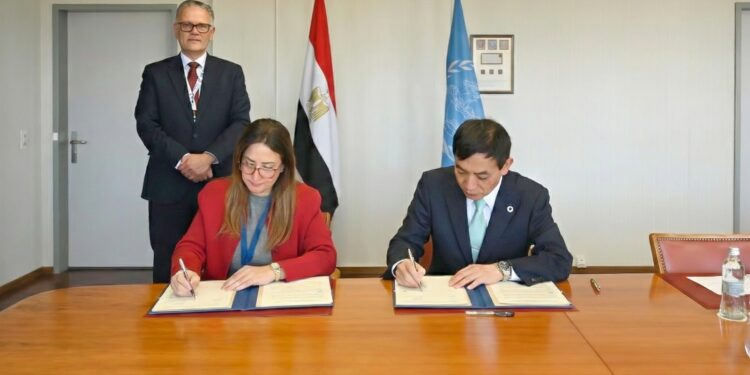 جانب من توقيع الاتفاقية