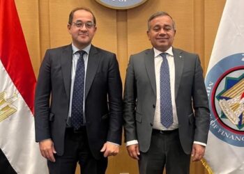 د. أحمد كجوك وزير المالية ومحمد علي الرئيس التنفيذي لمصرف أبوظبي الإسلامي مصر