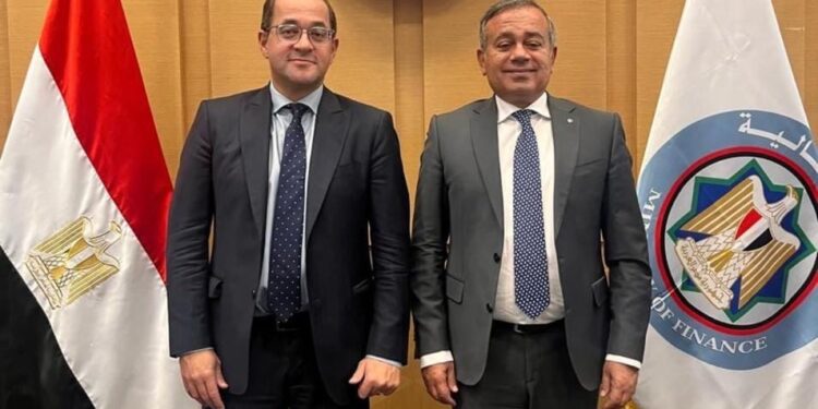 د. أحمد كجوك وزير المالية ومحمد علي الرئيس التنفيذي لمصرف أبوظبي الإسلامي مصر