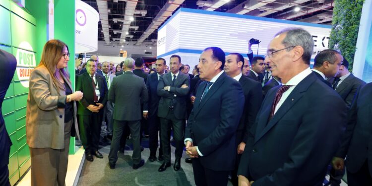 داليا الباز تستعرض أحدث خدمات البريد المصري أمام مجلس الوزراء في معرض Cairo ICT