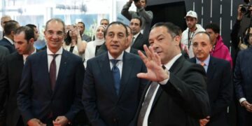 رئيس الوزراء يتفقد جناح اورنج بمعرض Cairo ICT