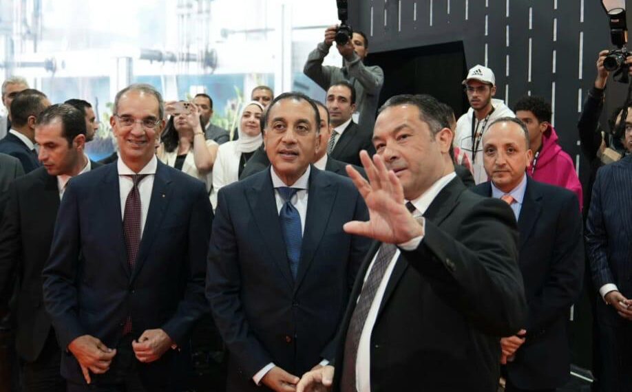 رئيس الوزراء يتفقد جناح اورنج بمعرض Cairo ICT